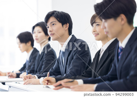 研討會 西裝革履的年輕男女 研討會 西裝革履的年輕男女 94299003