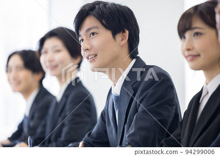 Seminar Young men and women in suits 94299006