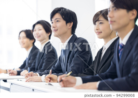 Seminar Young men and women in suits 94299008