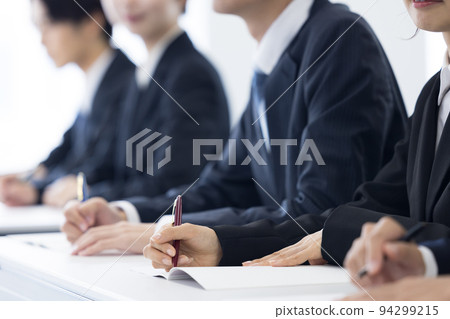 西裝的年輕男女的研討會手 西裝的年輕男女的研討會手 94299215