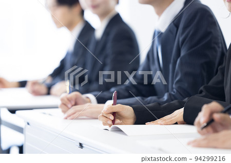 西裝的年輕男女的研討會手 94299216