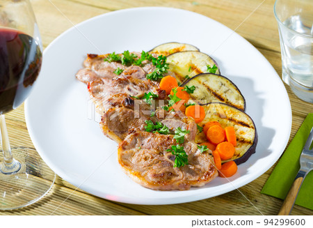 Barbecued lamb chops with aubergine 94299600