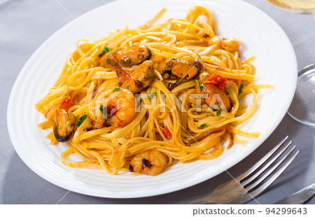 Italian spaghetti with mussels and shrimps Italian spaghetti with mussels and shrimps 94299643