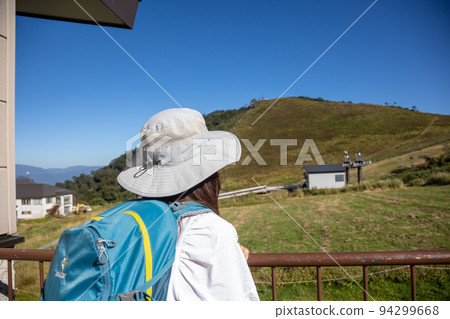 在谷川岳天神平閒逛的女人 94299668