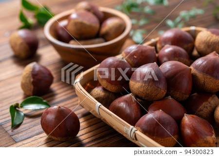 秋味栗子栗子生栗子棕色背景 94300823