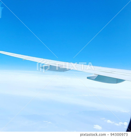 飛機和天空對比 飛機和天空對比 94300973