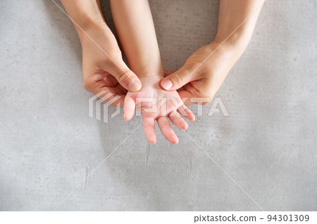 Parent and child hand massage Parent and child hand massage 94301309