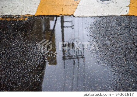 雨後的水坑和倒影 雨後的水坑和倒影 94301617