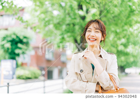 穿著風衣的女人 94302048