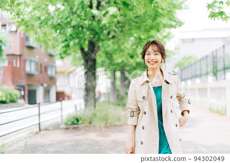 穿著風衣的女人 94302049