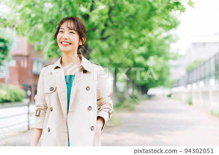 穿著風衣的女人 94302051