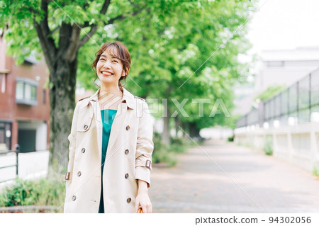 穿著風衣的女人 94302056
