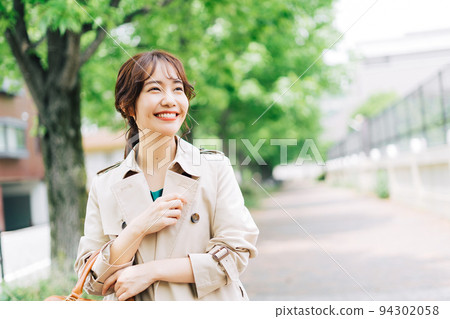 穿著風衣的女人 穿著風衣的女人 94302058