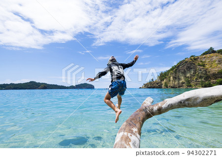 孩子們在沙灘上玩 94302271