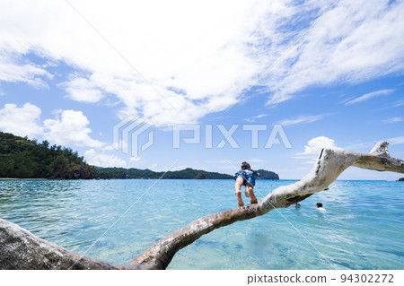 孩子們在沙灘上玩 94302272