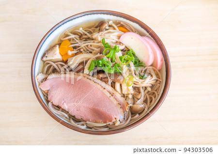 Warm soba noodles with plenty of mushrooms and duck 94303506