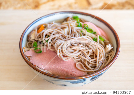 用乾麵條製成的鴨蕎麥麵 用乾麵條製成的鴨蕎麥麵 94303507