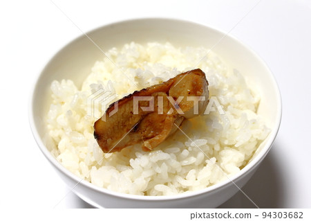 米飯上的照燒雞 94303682