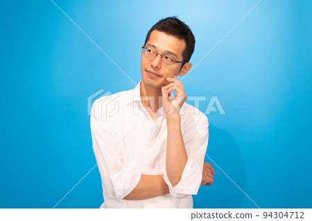 一個男人在思考,左肘放在右臂上,手放在臉頰上 一個男人在思考,左肘放在右臂上,手放在臉頰上 94304712