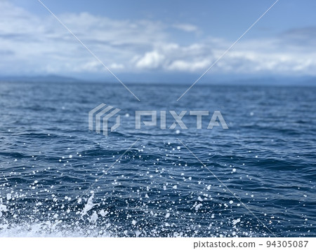 Vibrant wave splash 94305087
