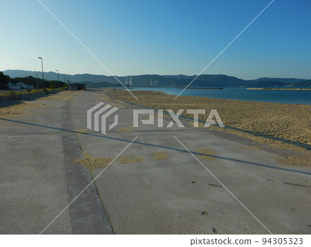 At a certain beach 94305323