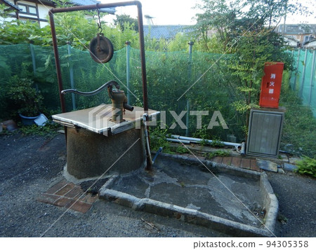 A well in a back alley A well in a back alley 94305358