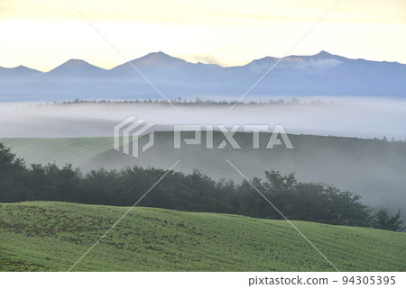 The morning glow of Biei and the Hidaka mountain range in September The morning glow of Biei and the Hidaka mountain range in September 94305395