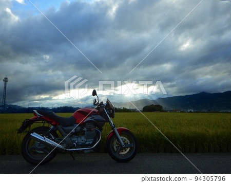 自行車、稻田和晨雲 94305796