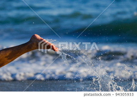 Legs of a boy running on the beach 94305933