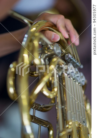 Blow a horn 94305977