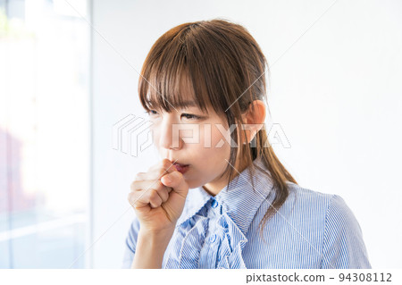 咳嗽的女人 94308112