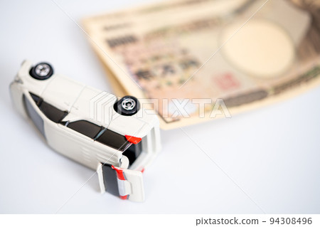 破車和錢的形象 94308496