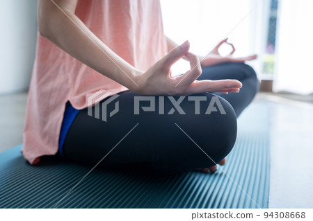 一個女人誰做瑜伽 一個女人誰做瑜伽 94308668