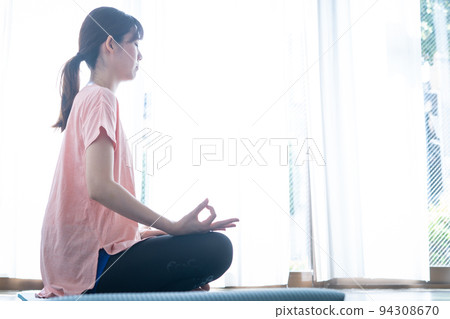 一個女人誰做瑜伽 一個女人誰做瑜伽 94308670