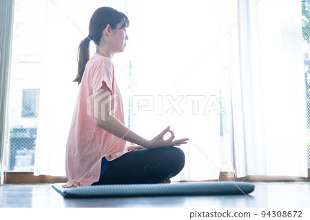 一個女人誰做瑜伽 一個女人誰做瑜伽 94308672