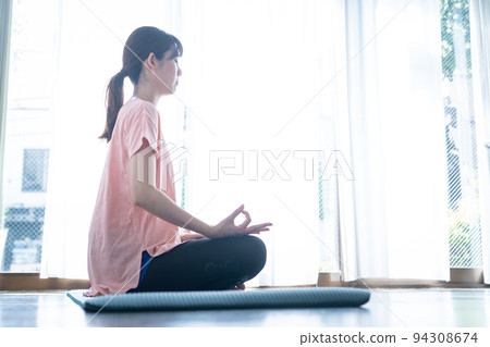 一個女人誰做瑜伽 一個女人誰做瑜伽 94308674