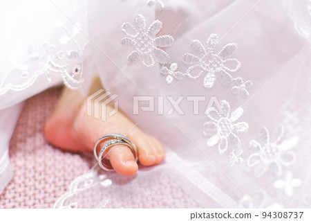 寶寶的腳和結婚戒指 94308737