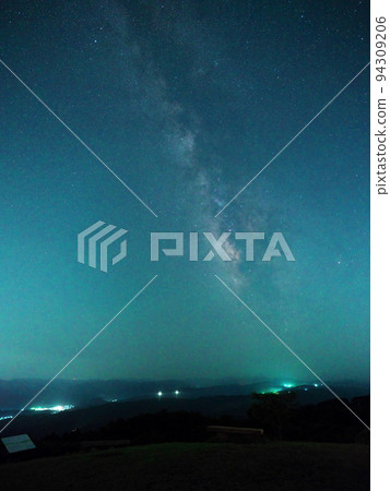 Aoyama Kogen in spring, facing the galaxy from the Maruyama meadow 94309206