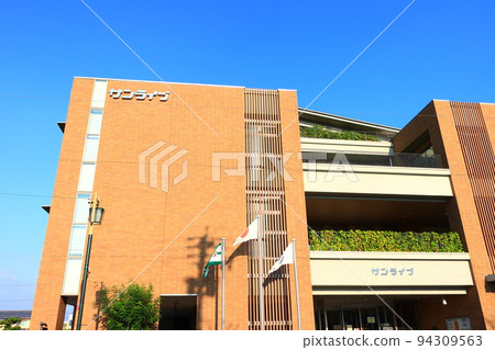 三好市立圖書館學習交流廣場風景 94309563