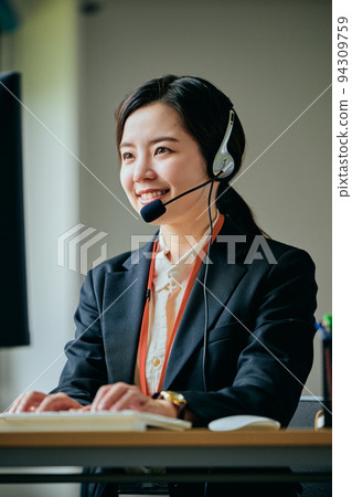 年輕接線員在辦公室接電話 年輕接線員在辦公室接電話 94309759