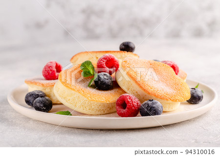 Japanese soft pancakes with berries 94310016