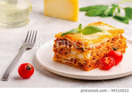 Traditional lasagna with bolognese sauce 94310022