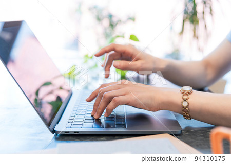 在筆記本電腦上工作的女人的手 在筆記本電腦上工作的女人的手 94310175