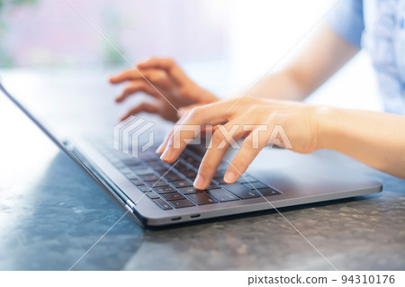 在筆記本電腦上工作的女人的手 94310176