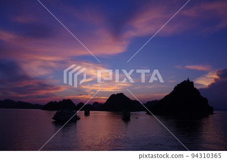 Sunset at Halong Bay Sunset at Halong Bay 94310365