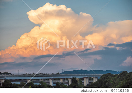 <<Aichi Prefecture>> Nagakute City A cumulonimbus dyed in the sunset from Ai Chikyu Expo Memorial Park (Morikoro Park) <<Aichi Prefecture>> Nagakute City A cumulonimbus dyed in the sunset from Ai Chikyu Expo Memorial Park (Morikoro Park) 94310366
