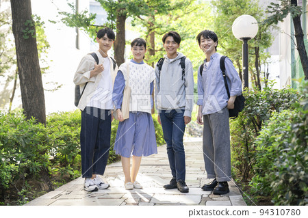4個微笑的男女大學生的形象 94310780