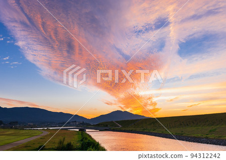 Autumn sky and scale clouds at sunrise, Rikuzentakata Autumn sky and scale clouds at sunrise, Rikuzentakata 94312242