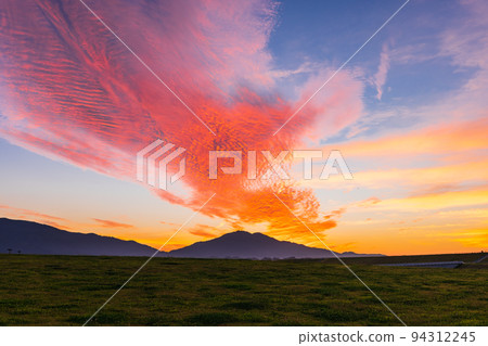 Autumn sky and scale clouds at sunrise, Rikuzentakata Autumn sky and scale clouds at sunrise, Rikuzentakata 94312245