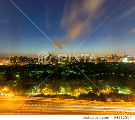 Sunset high angle view of the Daan Forest Park and cityscape 94312594
